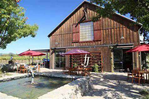 加州因大火进入紧急状态 诸多酒厂葡萄园受威胁