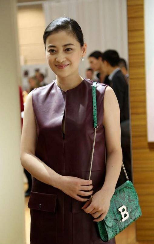 女性|45岁梅婷魅力挡不住,穿酒红色直筒裙优雅迷人,低马尾也显高贵