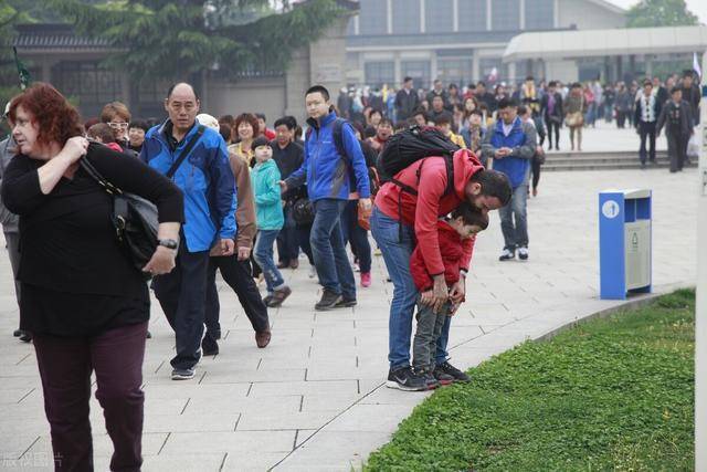 三岁小儿景区小便引发血案：不就是一泡童子尿，至于吗