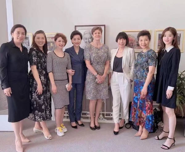 排场|章泽天风波后大蜕变！参加上流聚会显排场，站边缘仍美成C位