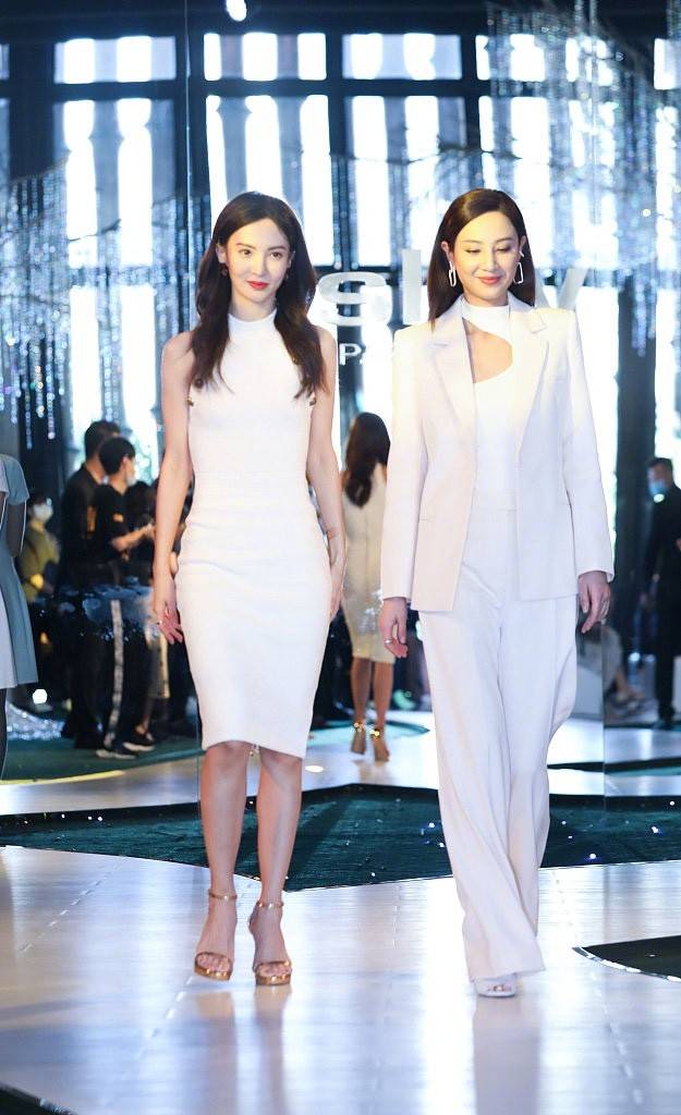 郑希怡|金晨郑希怡齐现身！39岁郑希怡穿白西装霸气有型，不输小9岁金晨