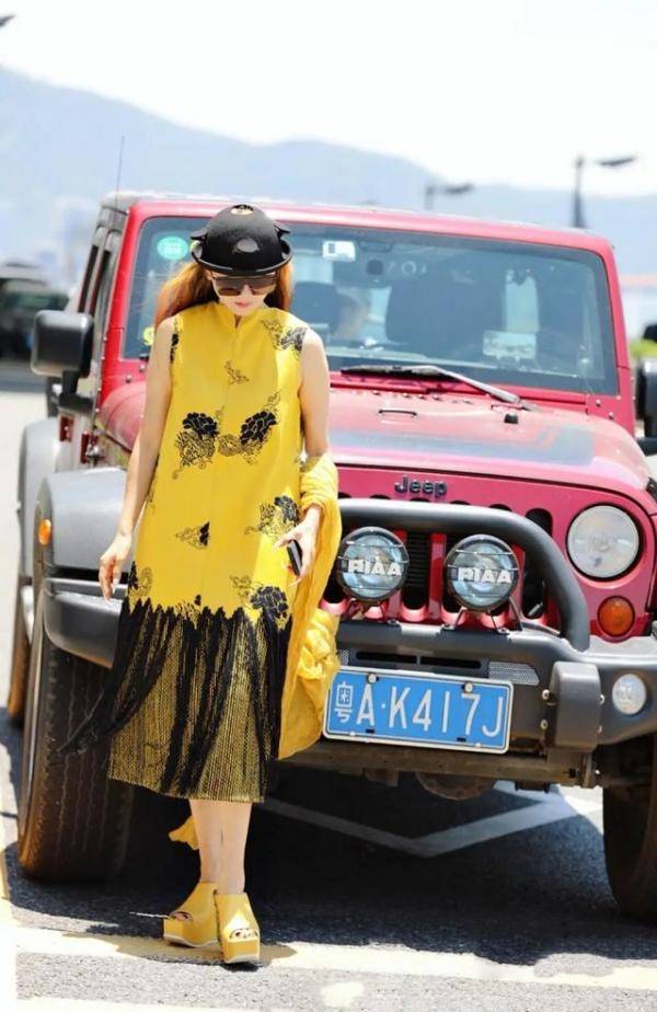 竹筐|60多岁的杨丽萍活出了自信，穿红色民族裙走机场，手推竹筐好洋气