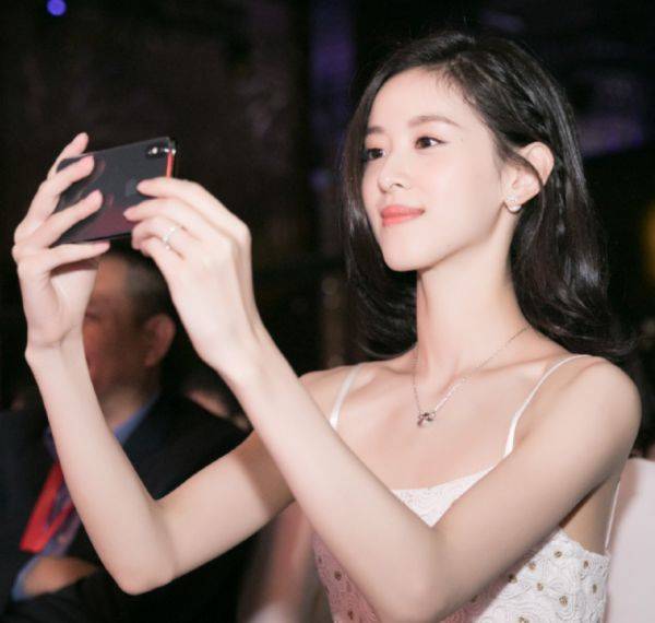 排场|章泽天风波后大蜕变！参加上流聚会显排场，站边缘仍美成C位