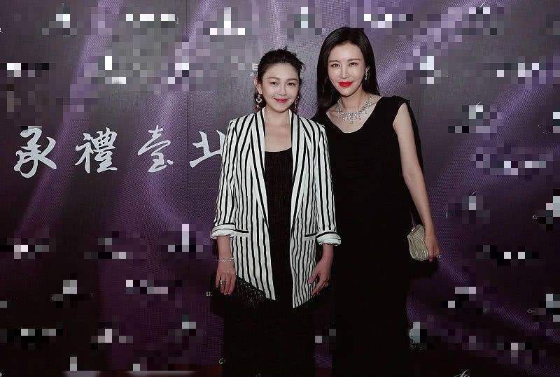 王石|王石带娇妻聚餐，穿黑色礼裙装贵妇，但贵族气质是装不出来的！