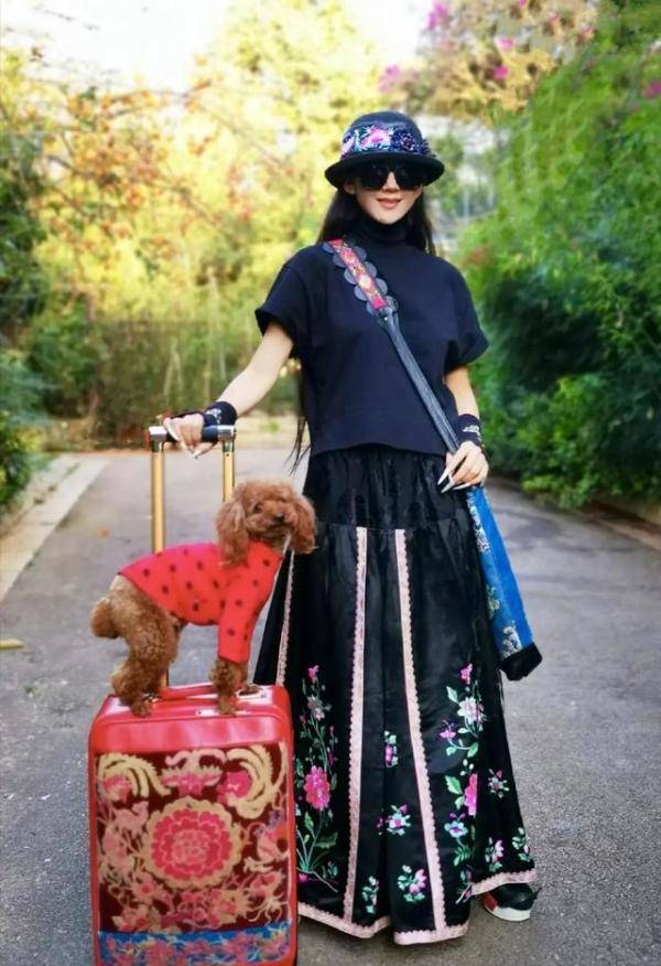 竹筐|60多岁的杨丽萍活出了自信，穿红色民族裙走机场，手推竹筐好洋气