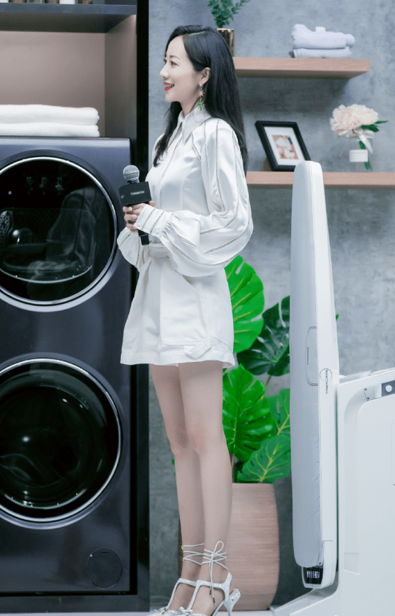 韩雪真|韩雪真的太任性了！“电话线”都能绑腿上，纤细的双腿太吸睛