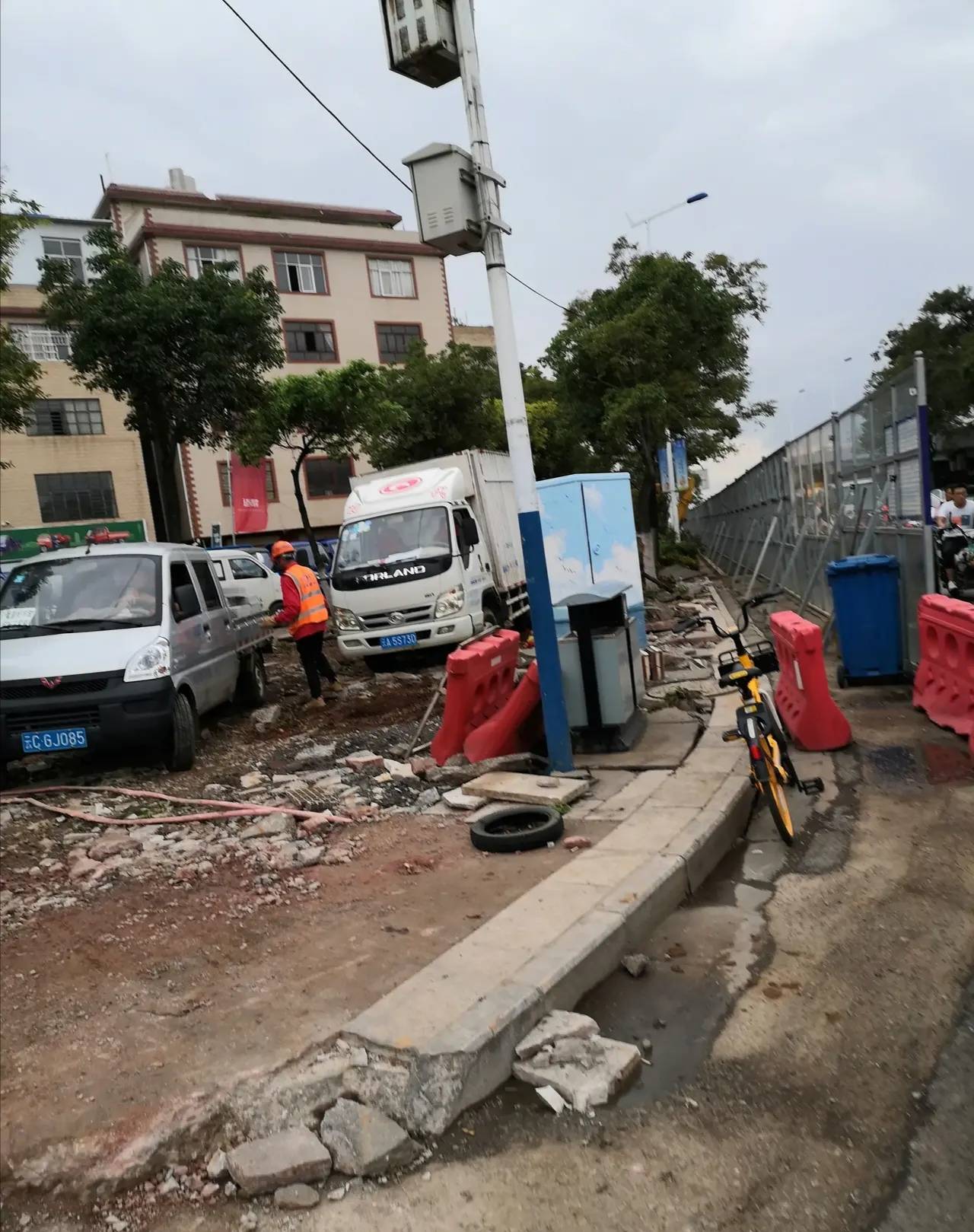 昆明市盘龙区珥季路,这边在修路,时间应该不止两个月了吧