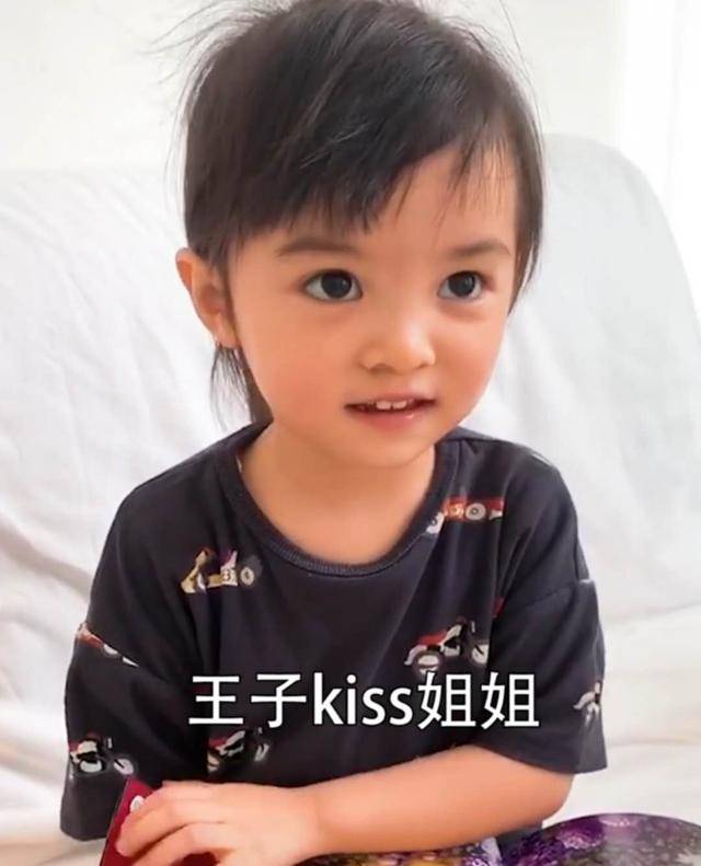 原创39岁熊黛林晒娃，女儿讲粤语萌态十足，继承父母高颜值更像爹