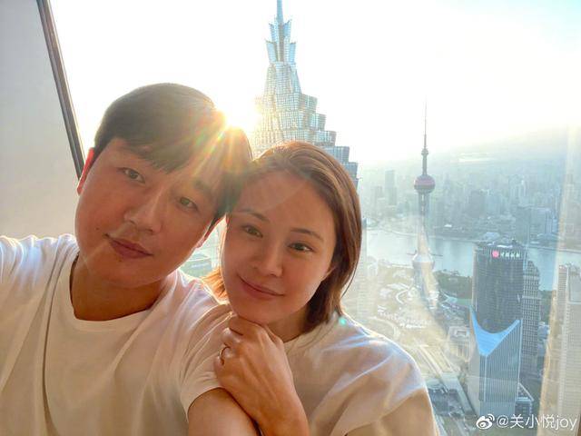 佟大为夫妻约会庆13周年，豪宅外是东方明珠，关
