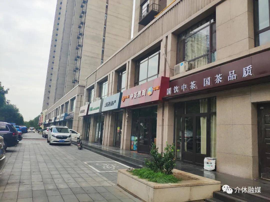 商户 李晓明通过这次咱们介休市政府的门头改造升级工程,把门头改的