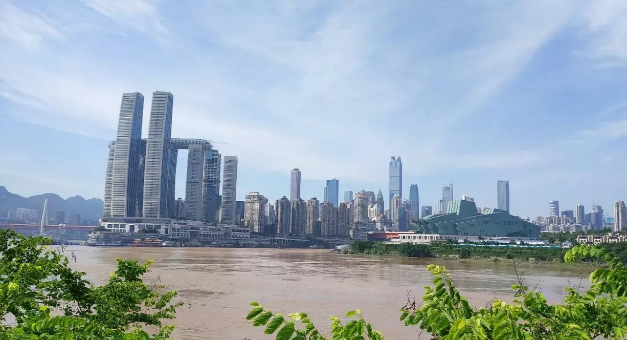 重庆别名雾都,难得一见蓝天白云,美丽景点却很多