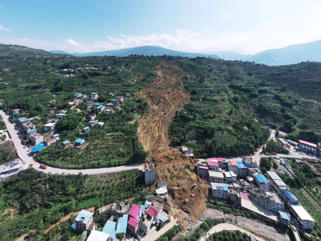 由于强降雨的影响,在四川的富泉镇中海村6组突发山体滑坡.