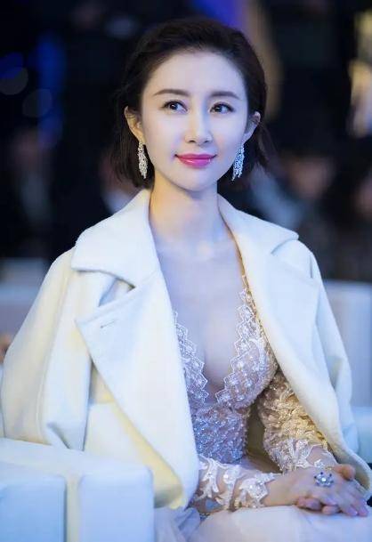 气质端庄|舒畅为了美真拼了,白色礼裙用花“遮”着穿,气质端庄又大气