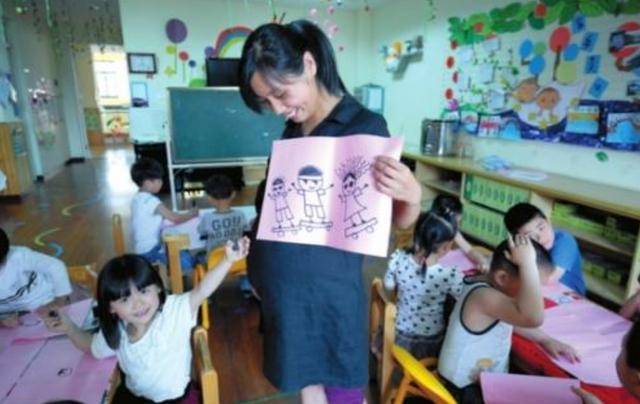 女老师怀二胎请产假，遭到家长举报，家长：影响娃学习谁来负责？