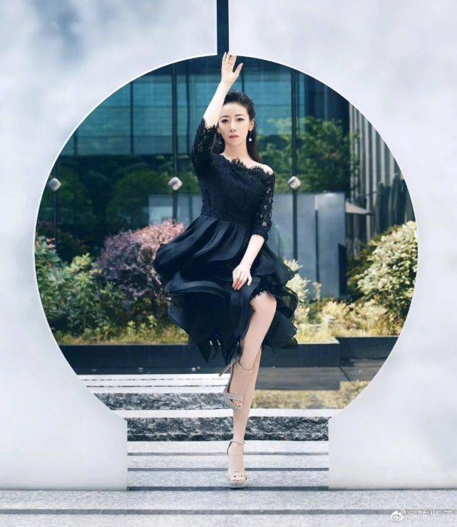 金巧巧|原创跟金巧巧蒋勤勤并称北影三朵花，半张脸都花了，都挡不住她的美貌