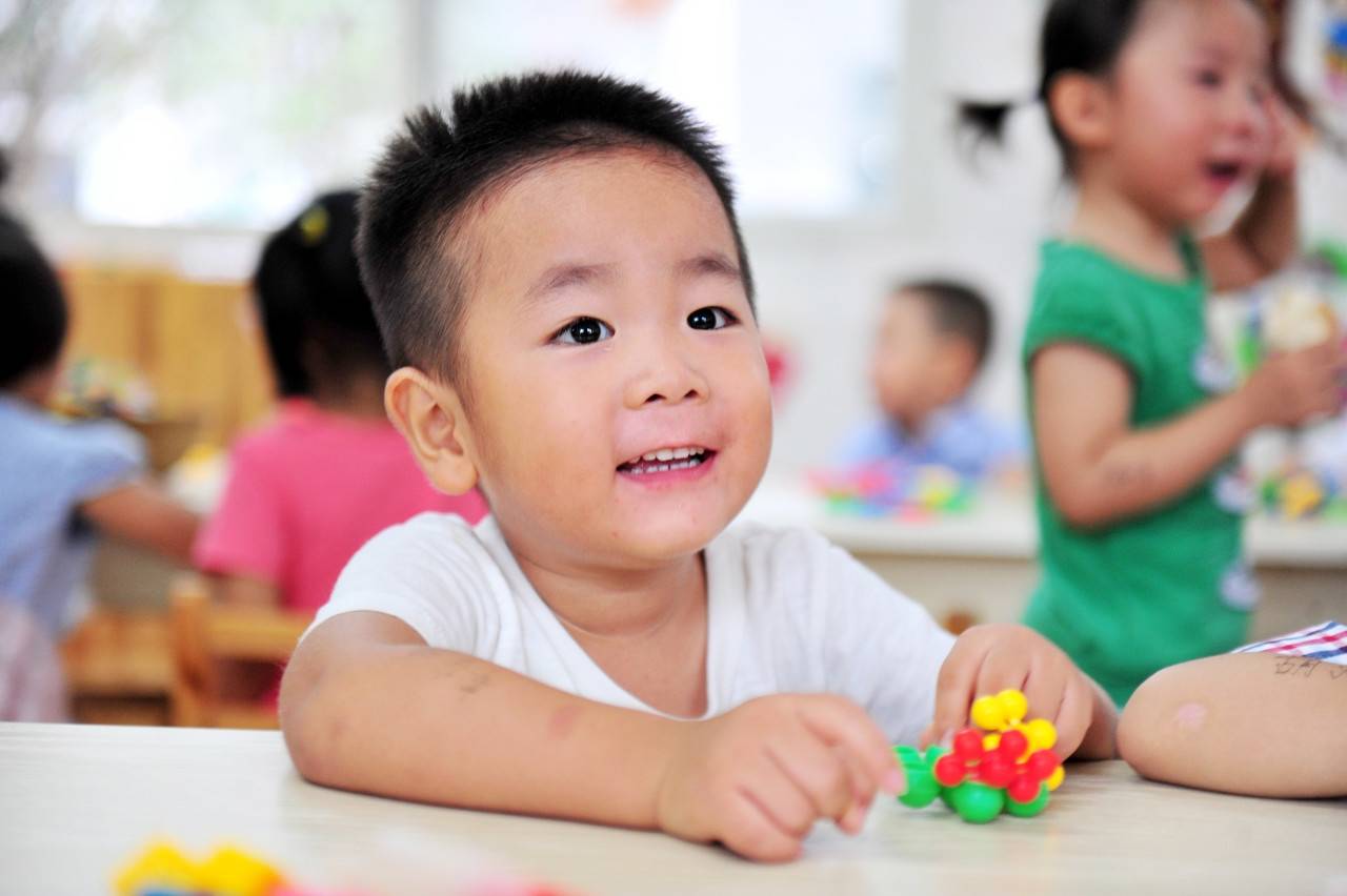 原创看到孩子在幼儿园的午睡照片,家长该醒醒,到底怎么给孩子买衣服