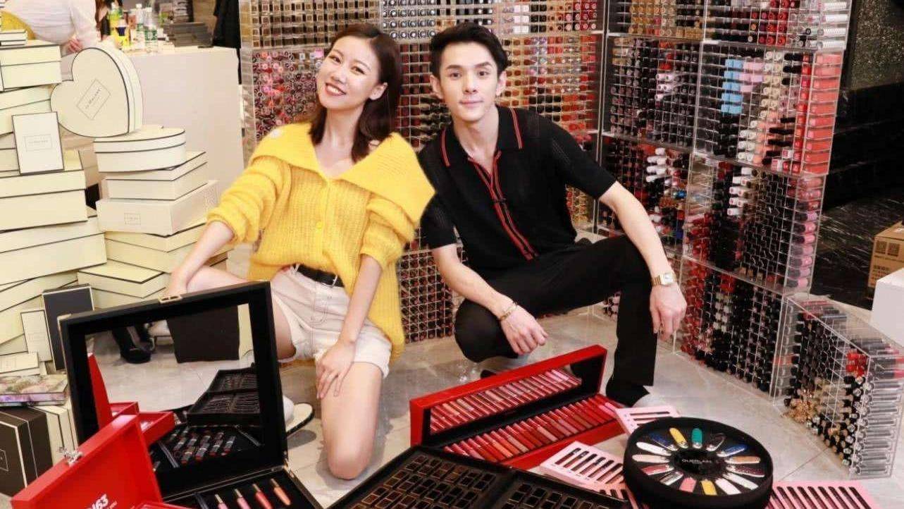 直播|“口红一哥”李佳琦直播4年，粉丝三千万年入千万，背后有多拼命