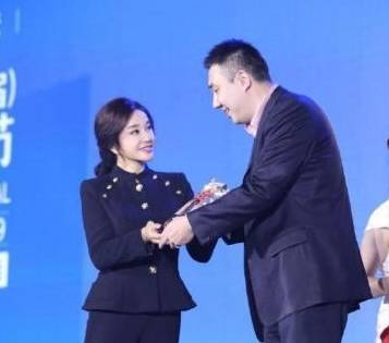 张美照|66岁刘晓庆晒美照像30，换头像心情大好，网友：脸和腿颜色不一样