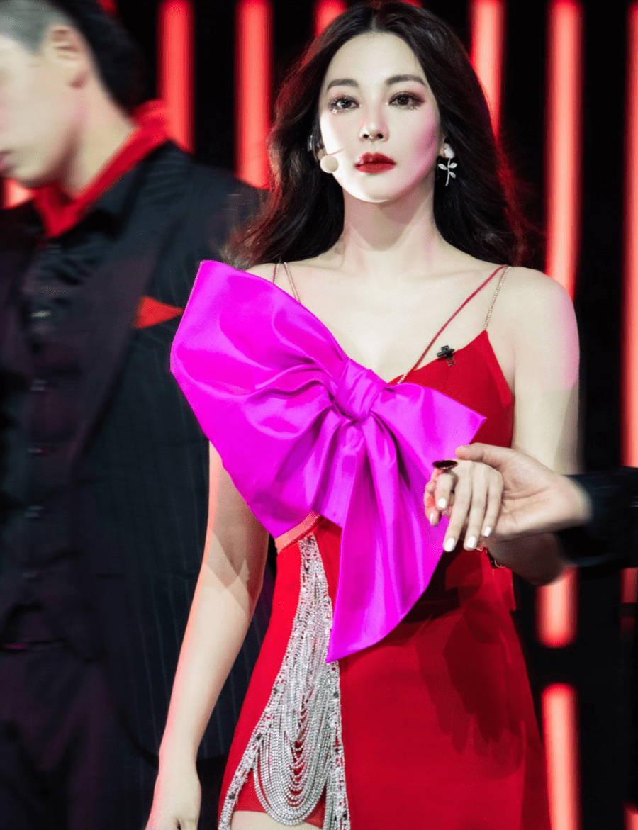 那声|不仅被张雨绮的装扮秒到，她的那声“mua”更加撩人