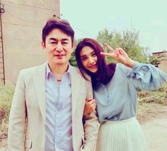 原创辞铁饭碗成“戏疯子”，后将恩师女儿追到手，孩子2岁却提出离婚