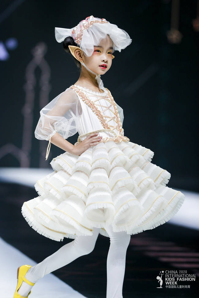 城堡|KAKALOLITA亮相中国国际儿童时尚周 演绎“城堡里的精灵”