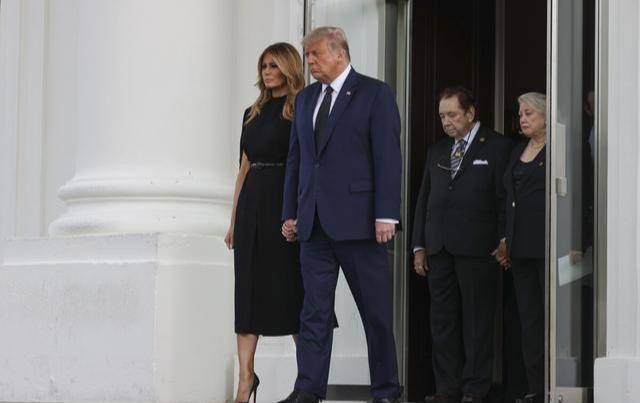 梅拉尼娅|弟弟葬礼特朗普一家送别!梅拉尼娅踩红底鞋,幼子站前排长子靠后