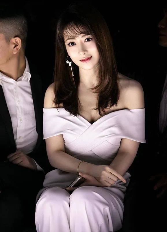 金巧巧|原创跟金巧巧蒋勤勤并称北影三朵花，半张脸都花了，都挡不住她的美貌