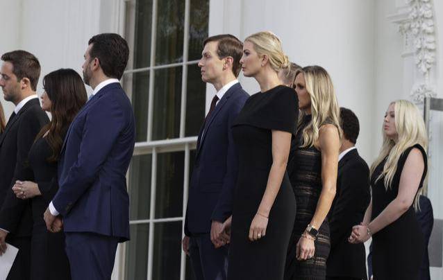 梅拉尼娅|弟弟葬礼特朗普一家送别!梅拉尼娅踩红底鞋,幼子站前排长子靠后