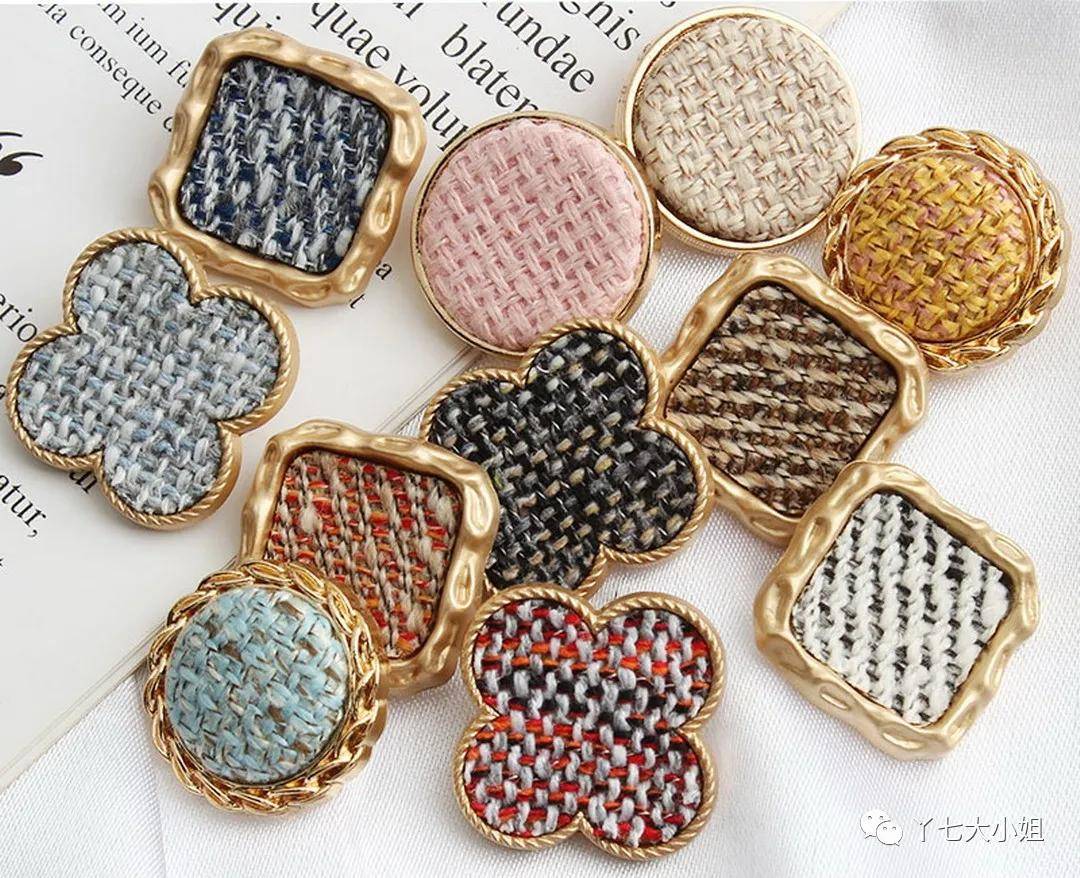 装饰|嫌衣服单调？加几颗小钮扣，眼睛都看直了~