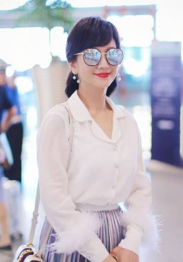 小姑娘|65岁赵雅芝越老越高调，穿小姑娘服装走机场，意外显好看