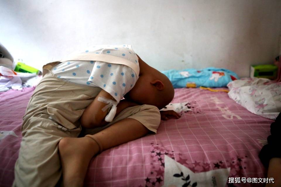 欠费|她含泪求妈妈放弃,母女俩抱头痛哭血癌女童因欠费17万被迫出院