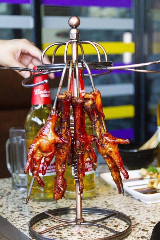 钱锋炭|激情8月来钱锋炭缸烧烤赢百威免单大奖炭缸烧烤遇上品质啤酒
