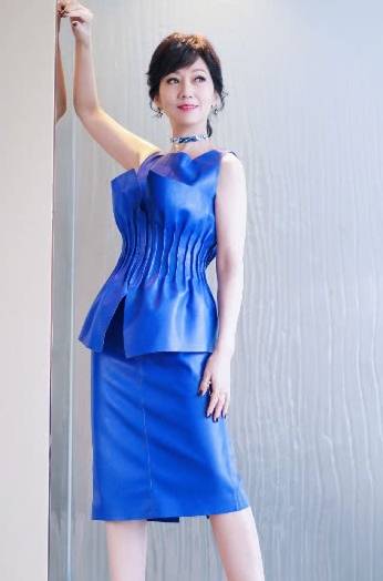 小姑娘|65岁赵雅芝越老越高调，穿小姑娘服装走机场，意外显好看