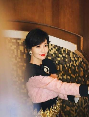 少女|65岁赵雅芝不服老！穿着打扮看似少女，无奈颈纹显露真实年龄