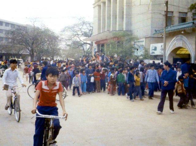 80年代深圳照片:图二农民工蹲在树下吃饭,图八三无人员被遣返