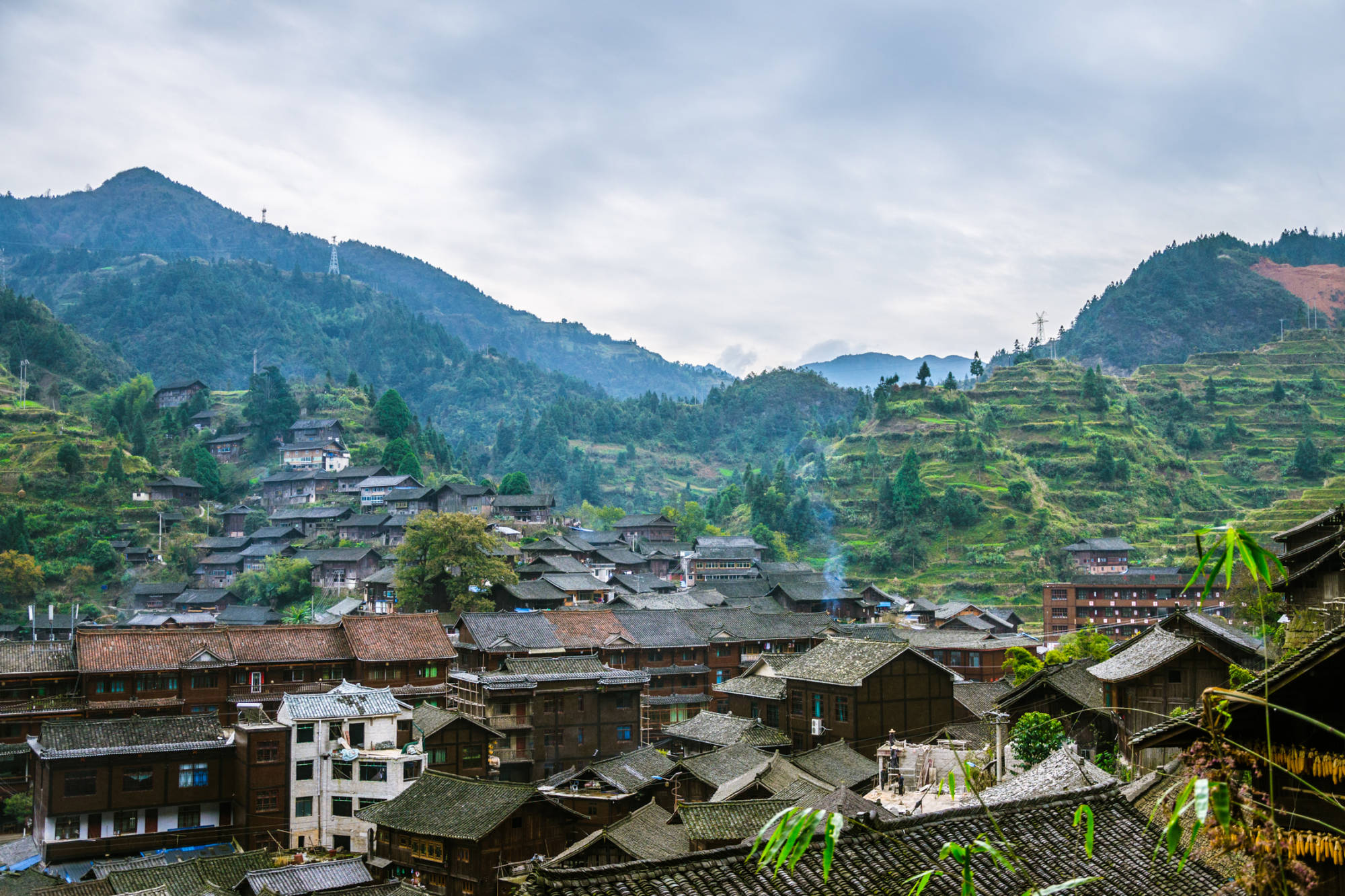 且大多坐落在风景秀美的山中,如果到雷山县旅游的话,这3个苗族村寨