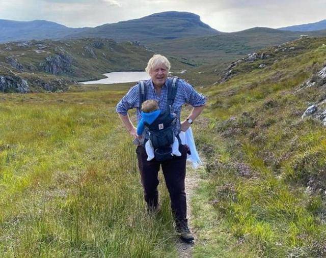 英国首相带全家旅行，多情人变超级奶爸，穿登山鞋面露疲态仍抱娃
