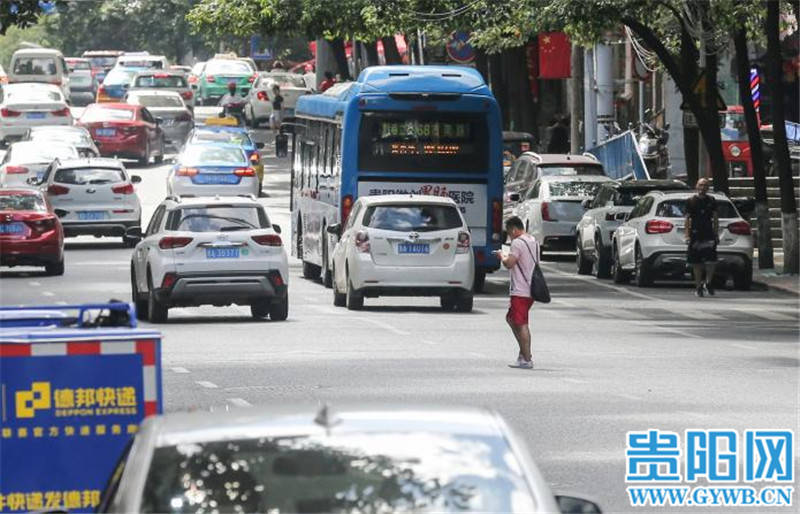 贵阳黔灵西路行人乱穿马路现场严重镜头对准不文明