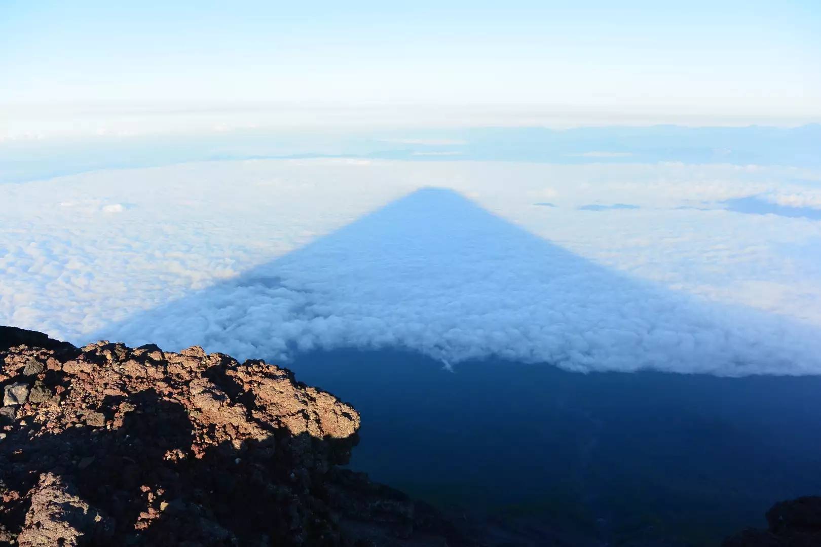 日本的富士山有9种难得一见的特殊模样！你能猜得到几种？_钻石