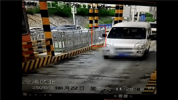警力|面包车内飘落“救命”纸条，民警紧急排查找到求救者大吃一惊