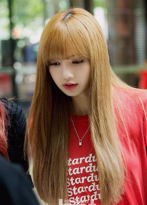 lisa黑发齐刘海这么显嫩穿印花衬衫配针织裙长腿真叫人羡慕