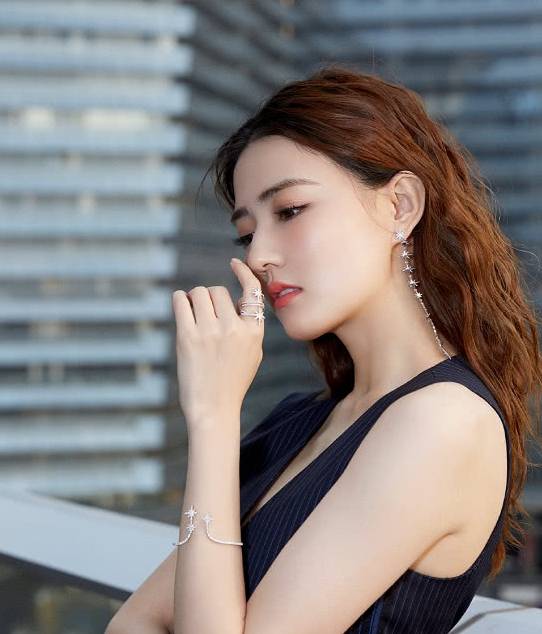 曹曦文|80后“小刘涛”在扮嫩,而90后徐璐却装老成,难怪不温不火?