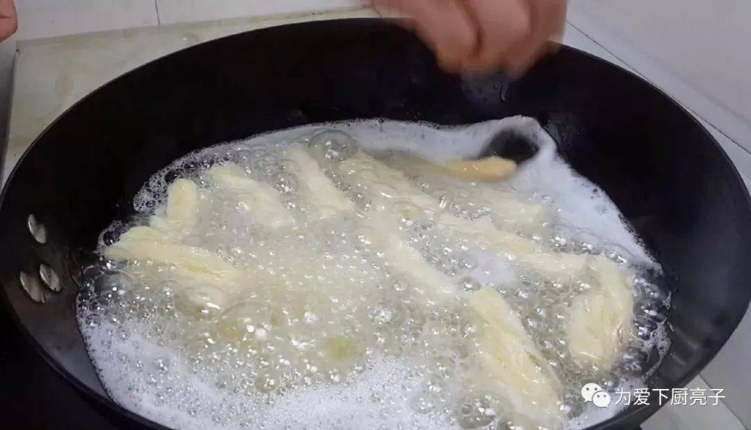 油条|不用烤不用烙,比油条麻花好吃,真的太好吃了家常小零食的做法