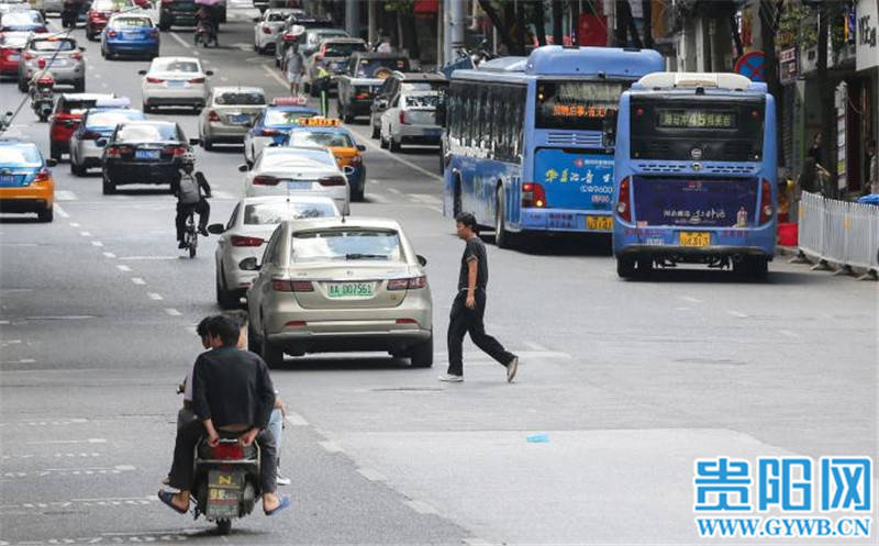 贵阳黔灵西路行人乱穿马路现场严重镜头对准不文明