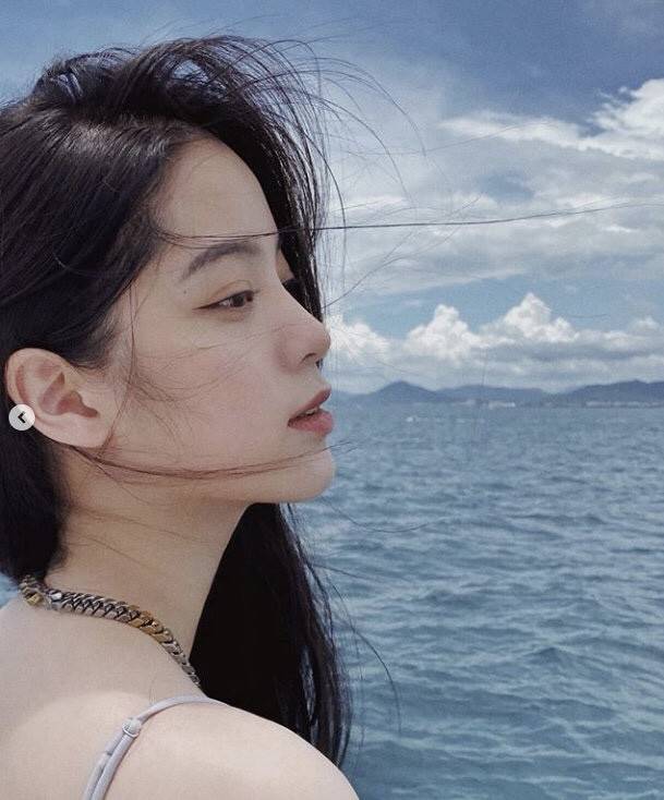 泳装|欧阳娜娜晒泳装照，宛若出水芙蓉，清新又迷人