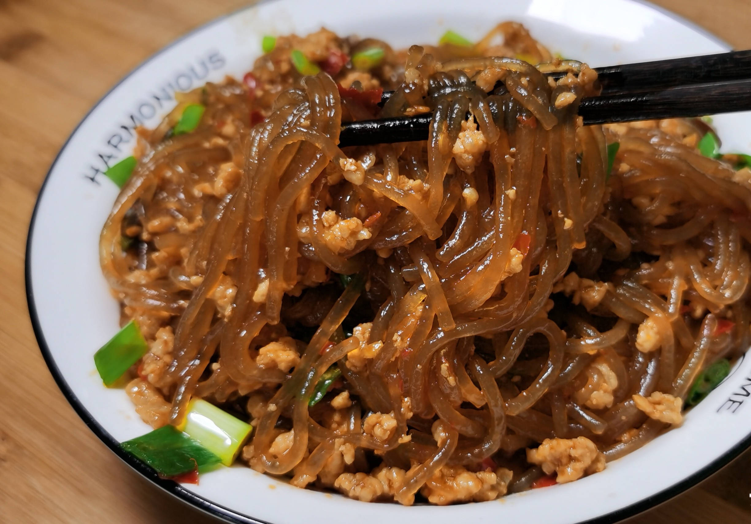 道菜应该不会陌生,它的名字叫"蚂蚁上树",也就是我们的家常菜肉末粉条