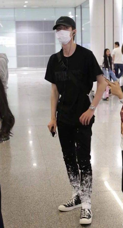 王鹤|明星时尚欣赏不来!王鹤棣撞王一博奇葩裤子,但没王一博辣眼睛