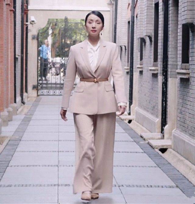 皱纹|离开了修图，陶虹眼角皱纹很深，打扮再知性也挡不住衰老！