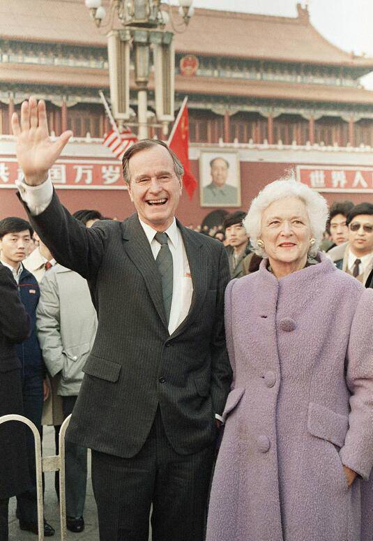 图为1989年2月25日,小布什总统访华,在天安门广场向人民挥手.