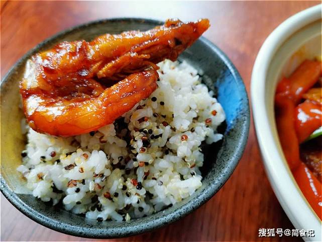 香辣|香辣开胃又下饭，一次20只不够吃大虾别再水煮了！教你新做法